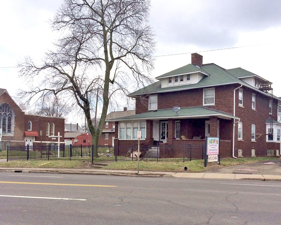 2236 Cleveland Ave NW in Canton, OH - Building Photo