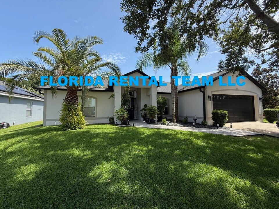 219 Compass Rose Dr in Groveland, FL - Building Photo