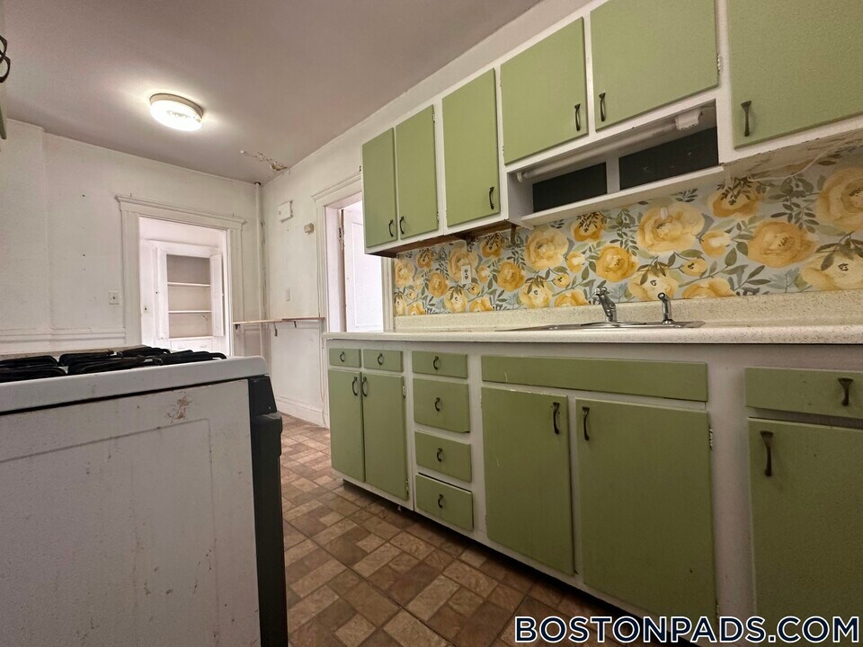 9 James St in Brookline, MA - Building Photo
