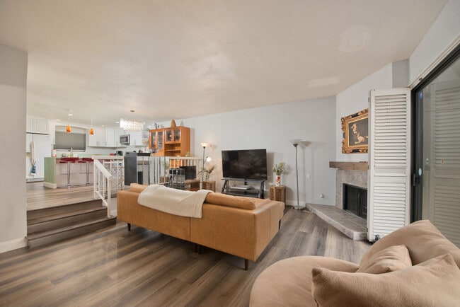 5711 Owensmouth Ave in Woodland Hills, CA - Building Photo - Building Photo