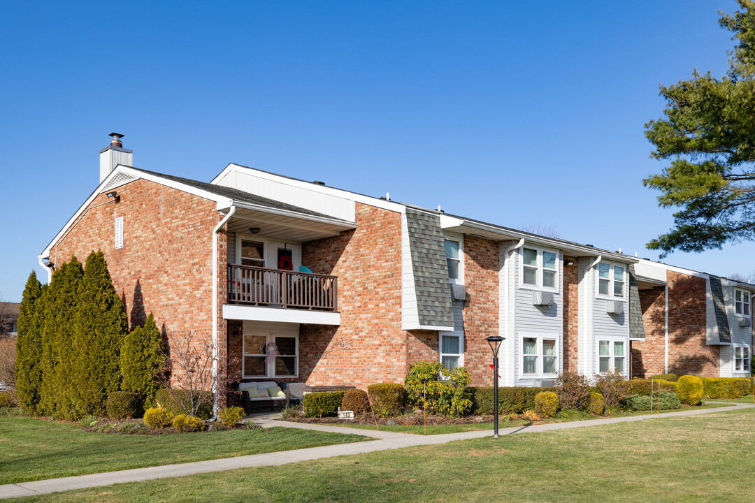 Fishermans Wharf At Babylon in West Babylon, NY - Building Photo