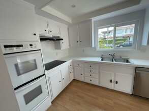 201 4th St in Encinitas, CA - Foto de edificio - Building Photo