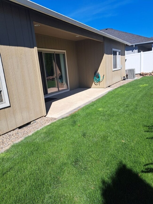 3704 Harper Wy in Medford, OR - Building Photo - Building Photo