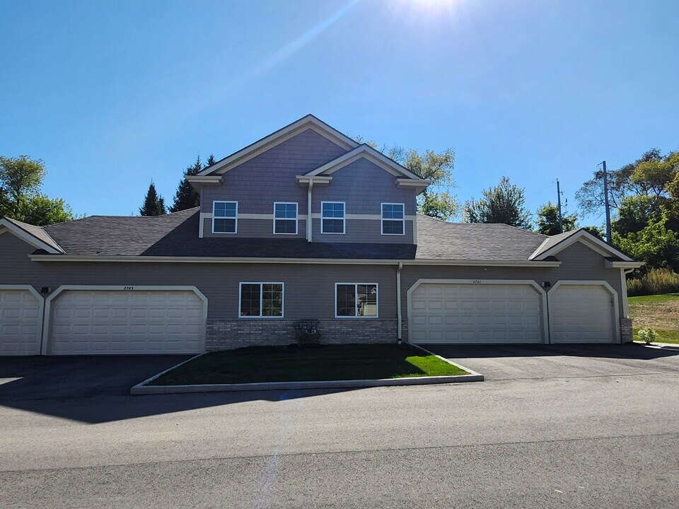 2701 Pond Dr in St. Francis, WI - Building Photo