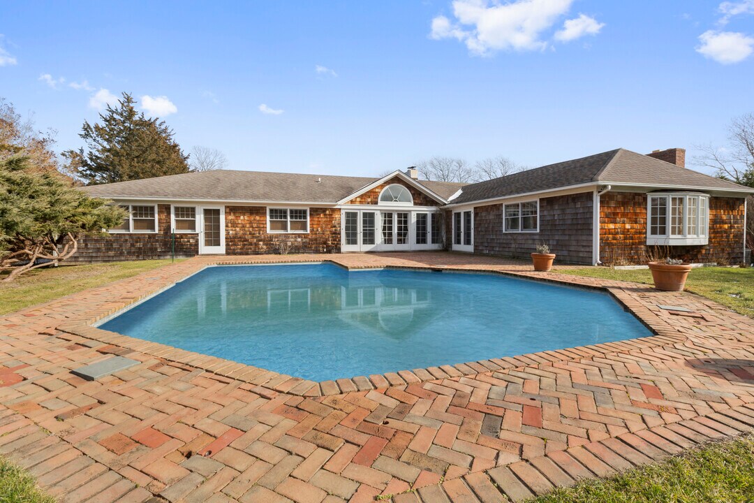 39 Marylea Dr in Southampton, NY - Building Photo