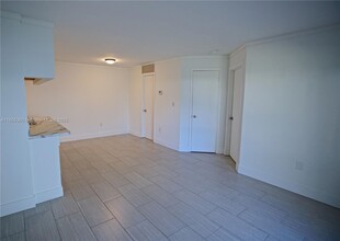 6755 NW 175th Ln in Hialeah, FL - Building Photo - Building Photo
