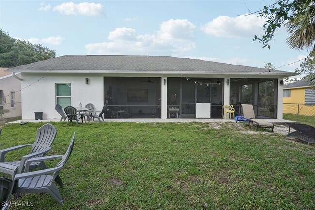 1570 Golden Gate Blvd W in Naples, FL - Foto de edificio - Building Photo