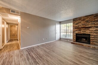 The Chase Apartments in Fort Worth, TX - Foto de edificio - Building Photo