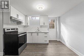 1409 Grist Mill Ct in Mississauga, ON - Building Photo - Building Photo