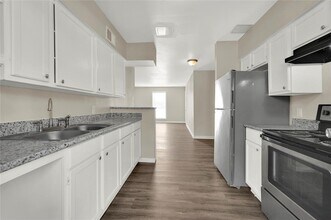7245 Hillcroft St in Houston, TX - Building Photo - Building Photo