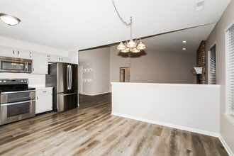 9803 Trail Dr in Avon, IN - Foto de edificio - Building Photo