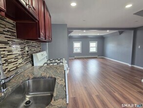 68-70 Westfield Avenue Unit in Bridgeport, CT - Foto de edificio - Building Photo