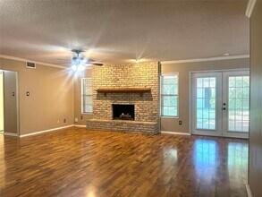 613 W Redbud Dr in Hurst, TX - Building Photo - Building Photo