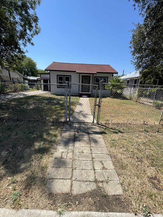 3618 W Travis St in San Antonio, TX - Building Photo
