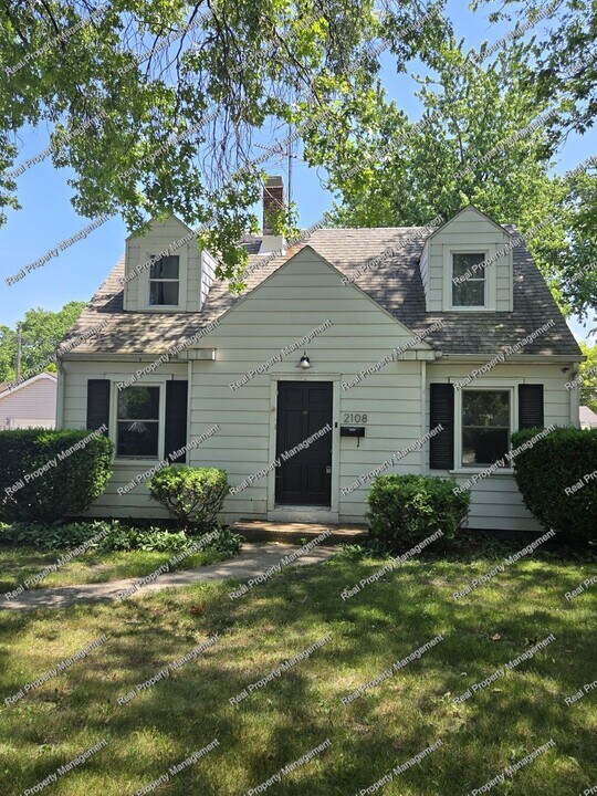 2108 Washington Cir in Munster, IN - Building Photo