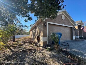 10054 Amidon St in Spring Hill, FL - Building Photo - Building Photo