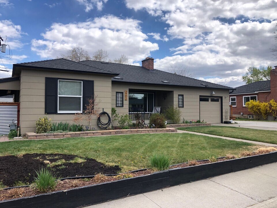2202 Riviera St in Reno, NV - Foto de edificio