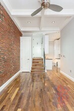 564 Hudson St in New York, NY - Building Photo - Building Photo