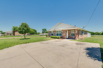 380 Railroad Ave in Sanger, TX - Foto de edificio - Building Photo