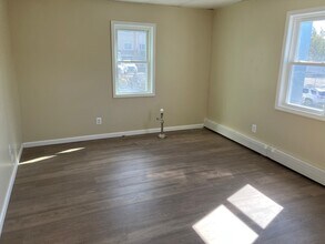 302 Maple Ave, Unit 1 in Westbury, NY - Foto de edificio - Building Photo