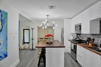 1565 NW 30th Ave in Miami, FL - Foto de edificio - Building Photo