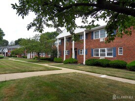 28 Woodedge Ave in Edison, NJ - Building Photo