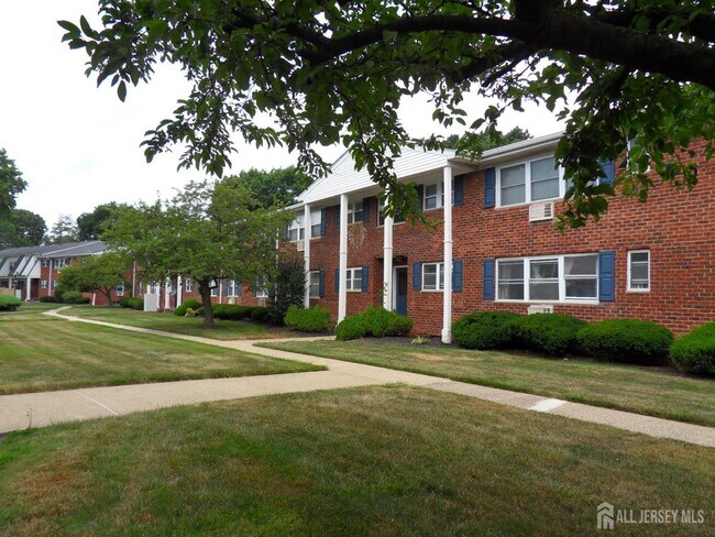 28 Woodedge Ave in Edison, NJ - Building Photo - Building Photo