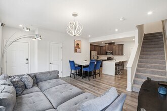 10501 John Glenn St in Lanham, MD - Foto de edificio - Building Photo