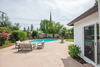 22330 Mobile St in Woodland Hills, CA - Foto de edificio - Building Photo