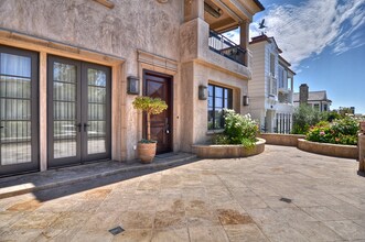 222 Iris Ave in Newport Beach, CA - Building Photo - Building Photo