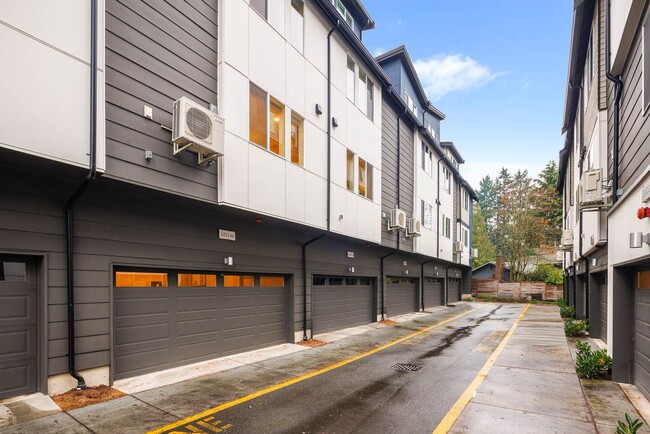 18514 Meridian Ave N in Shoreline, WA - Building Photo - Building Photo