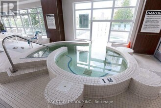 33 Elm Dr W in Mississauga, ON - Building Photo - Building Photo