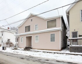 25 Park St in Thomaston, CT - Foto de edificio - Building Photo