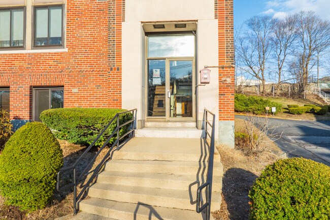 Emerson 61 Square in Stoneham, MA - Building Photo - Building Photo