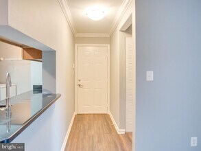 11710 Olde English Dr, Unit G in Reston, VA - Foto de edificio - Building Photo