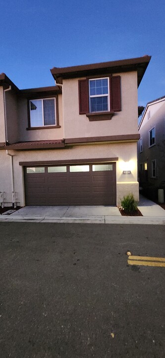 3285 Milton Jenson Way in Tracy, CA - Building Photo