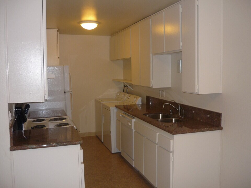 6686 Omega Dr in San Diego, CA - Building Photo