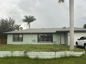 1672 SW Schleicher Ln in Port St. Lucie, FL - Building Photo