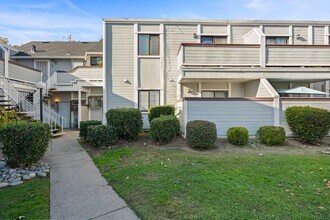 7401 Auburn Oaks Ct in Citrus Heights, CA - Building Photo - Building Photo