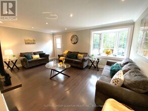 5477 Schueller Crescent in Burlington, ON - Building Photo - Building Photo