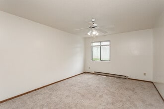 Willow Knolls Apartments in Peoria, IL - Building Photo - Building Photo