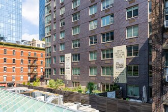 Port 10 in New York, NY - Building Photo - Building Photo