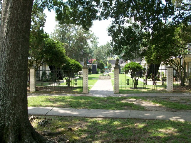 Normandy Village in Baton Rouge, LA - Foto de edificio - Building Photo