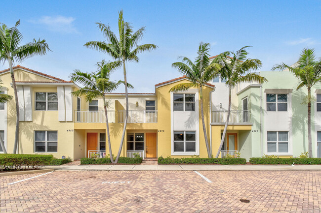 4970 NW 15th Ave in Boca Raton, FL - Foto de edificio - Building Photo