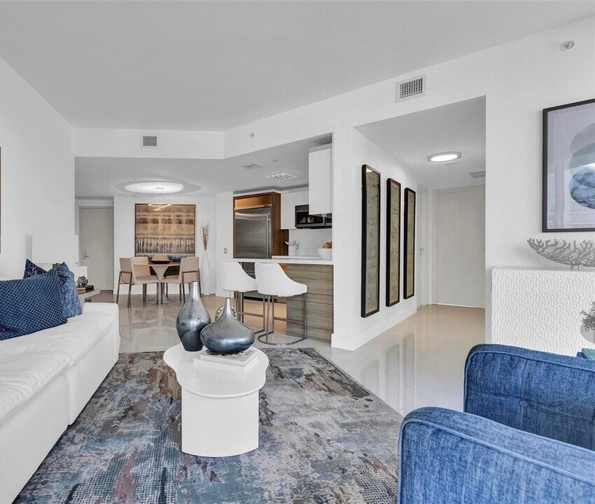 1300 Brickell Bay Dr, Unit 1802 in Miami, FL - Building Photo
