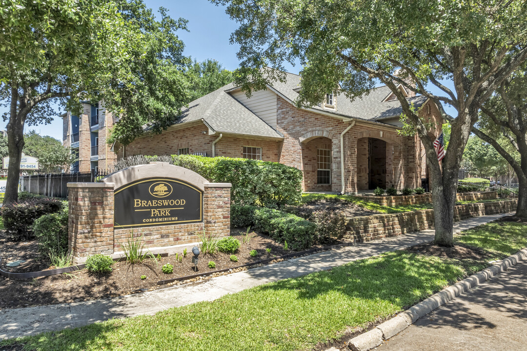 Braeswood Park Condominiums in Houston, TX - Foto de edificio