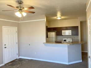 Prairie Pointe Apartments in Dodge City, KS - Building Photo - Interior Photo