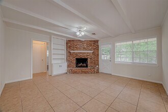 5711 Braesvalley Dr in Houston, TX - Foto de edificio - Building Photo