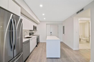 1500 Bay Rd, Unit N-0910 in Miami Beach, FL - Building Photo - Building Photo