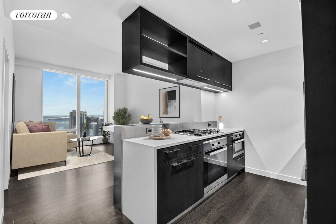 252 South St in New York, NY - Building Photo